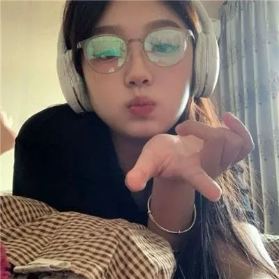 【日系青春物语】《花与爱丽丝》高清在线：两个女孩与一个男孩的谎言三角恋，青涩动人